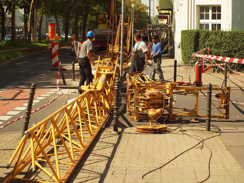 Baukran umgestuerzt Koeln Suelz Suelzguertel P253.JPG